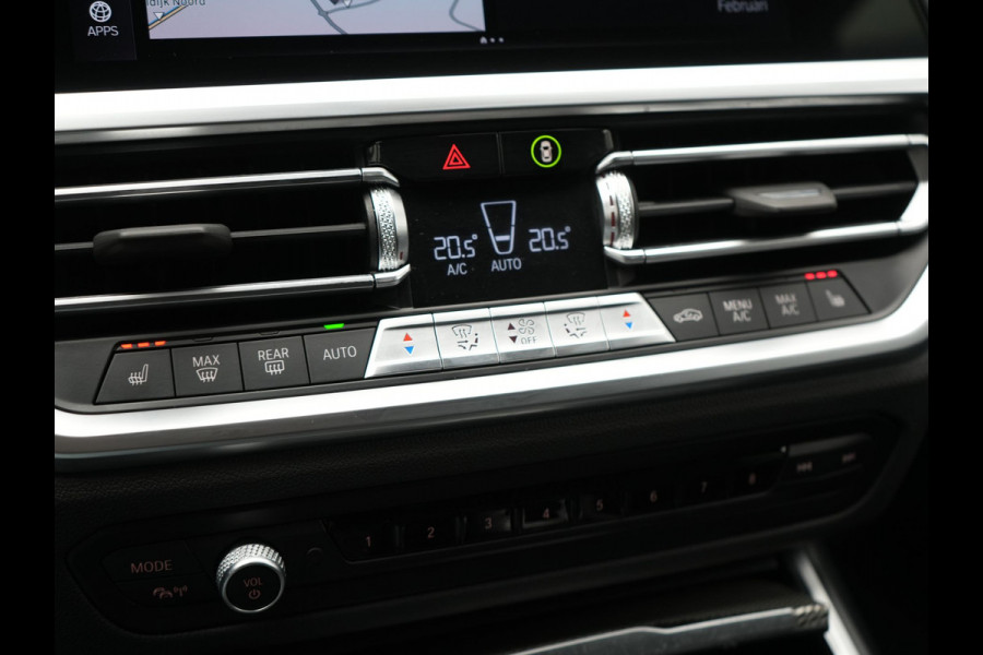 BMW 3 Serie Touring 330e M Sport Plug In Hybrid 293pk Dealer O.H. PHEV | Head Up | Camera | Laser LED | Sfeerverlichting | Vernasca Lederen Sportstoelen & Stuur Verwarmd | Apple Carplay | Keyless | Blis | 19"L.M | Virtual | Navigatie | DAB |