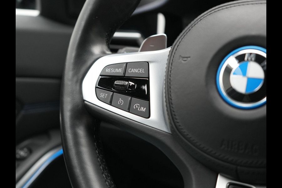 BMW 3 Serie Touring 330e M Sport Plug In Hybrid 293pk Dealer O.H. PHEV | Head Up | Camera | Laser LED | Sfeerverlichting | Vernasca Lederen Sportstoelen & Stuur Verwarmd | Apple Carplay | Keyless | Blis | 19"L.M | Virtual | Navigatie | DAB |