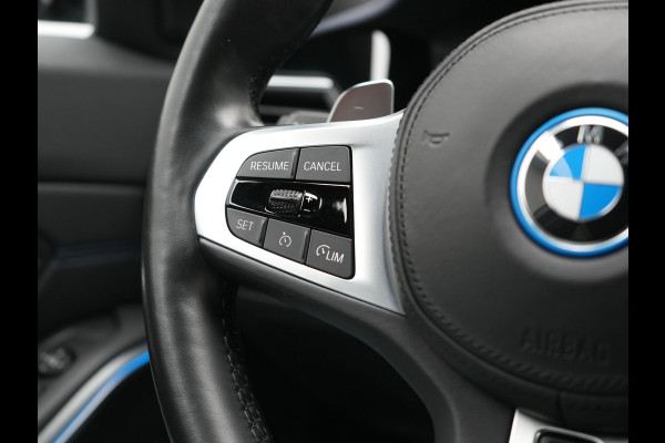 BMW 3 Serie Touring 330e M Sport Plug In Hybrid 293pk Dealer O.H. PHEV | Head Up | Camera | Laser LED | Sfeerverlichting | Vernasca Lederen Sportstoelen & Stuur Verwarmd | Apple Carplay | Keyless | Blis | 19"L.M | Virtual | Navigatie | DAB |