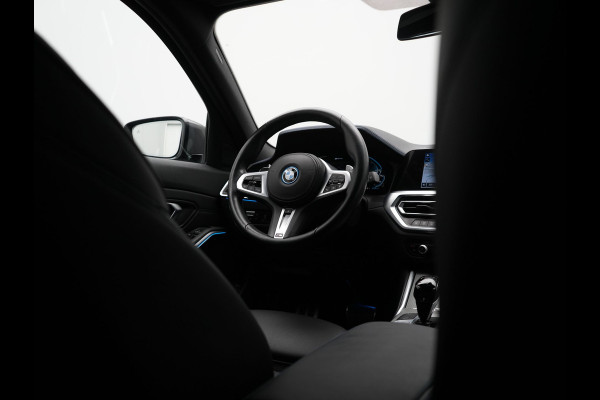 BMW 3 Serie Touring 330e M Sport Plug In Hybrid 293pk Dealer O.H. PHEV | Head Up | Camera | Laser LED | Sfeerverlichting | Vernasca Lederen Sportstoelen & Stuur Verwarmd | Apple Carplay | Keyless | Blis | 19"L.M | Virtual | Navigatie | DAB |