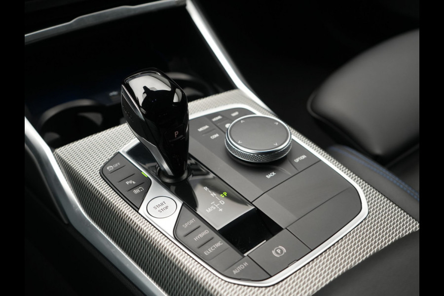 BMW 3 Serie Touring 330e M Sport Plug In Hybrid 293pk Dealer O.H. PHEV | Head Up | Camera | Laser LED | Sfeerverlichting | Vernasca Lederen Sportstoelen & Stuur Verwarmd | Apple Carplay | Keyless | Blis | 19"L.M | Virtual | Navigatie | DAB |