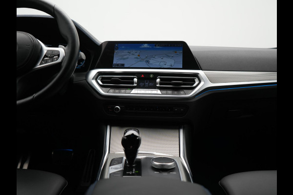 BMW 3 Serie Touring 330e M Sport Plug In Hybrid 293pk Dealer O.H. PHEV | Head Up | Camera | Laser LED | Sfeerverlichting | Vernasca Lederen Sportstoelen & Stuur Verwarmd | Apple Carplay | Keyless | Blis | 19"L.M | Virtual | Navigatie | DAB |