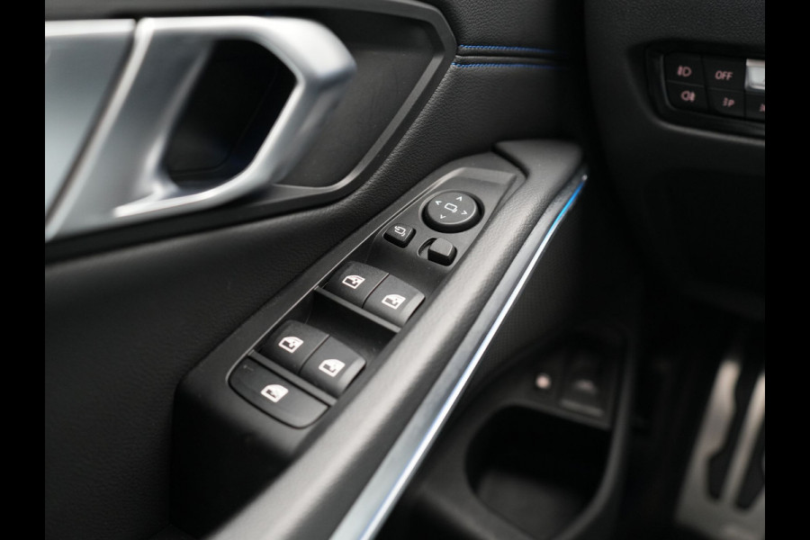 BMW 3 Serie Touring 330e M Sport Plug In Hybrid 293pk Dealer O.H. PHEV | Head Up | Camera | Laser LED | Sfeerverlichting | Vernasca Lederen Sportstoelen & Stuur Verwarmd | Apple Carplay | Keyless | Blis | 19"L.M | Virtual | Navigatie | DAB |