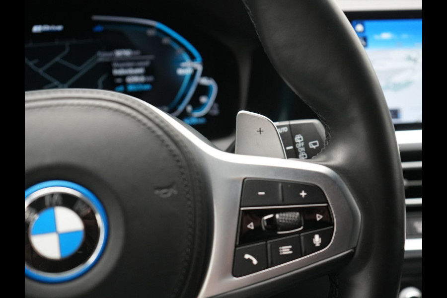 BMW 3 Serie Touring 330e M Sport Plug In Hybrid 293pk Dealer O.H. PHEV | Head Up | Camera | Laser LED | Sfeerverlichting | Vernasca Lederen Sportstoelen & Stuur Verwarmd | Apple Carplay | Keyless | Blis | 19"L.M | Virtual | Navigatie | DAB |