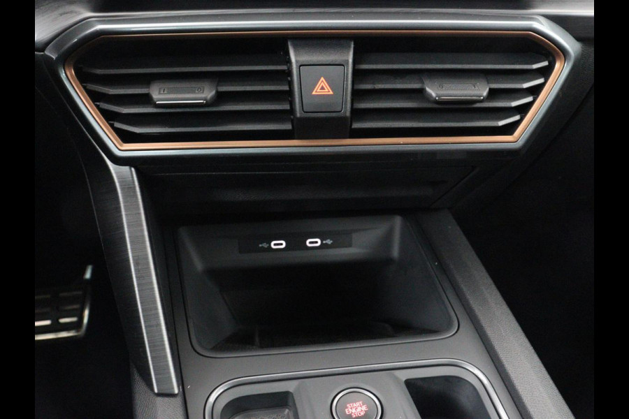 CUPRA Leon 1.4 eHybrid | Panoramadak | Stoelverwarming | Leder | Carplay | Adaptive cruise | Camera | Navigatie | Park Assist | Sportstoelen | Full LED | Sfeerverlichting | PHEV | Plug In