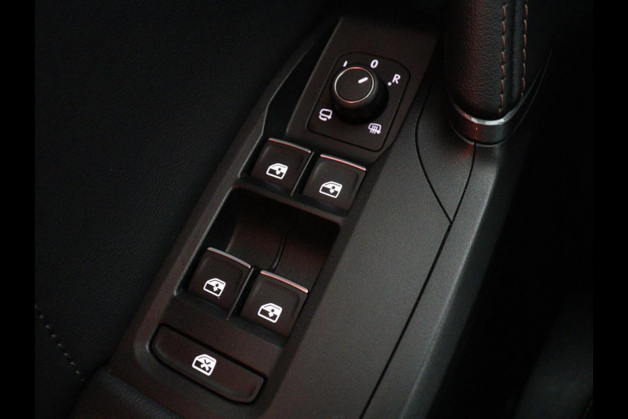 CUPRA Leon 1.4 eHybrid | Panoramadak | Stoelverwarming | Leder | Carplay | Adaptive cruise | Camera | Navigatie | Park Assist | Sportstoelen | Full LED | Sfeerverlichting | PHEV | Plug In