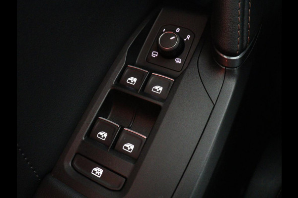 CUPRA Leon 1.4 eHybrid | Panoramadak | Stoelverwarming | Leder | Carplay | Adaptive cruise | Camera | Navigatie | Park Assist | Sportstoelen | Full LED | Sfeerverlichting | PHEV | Plug In