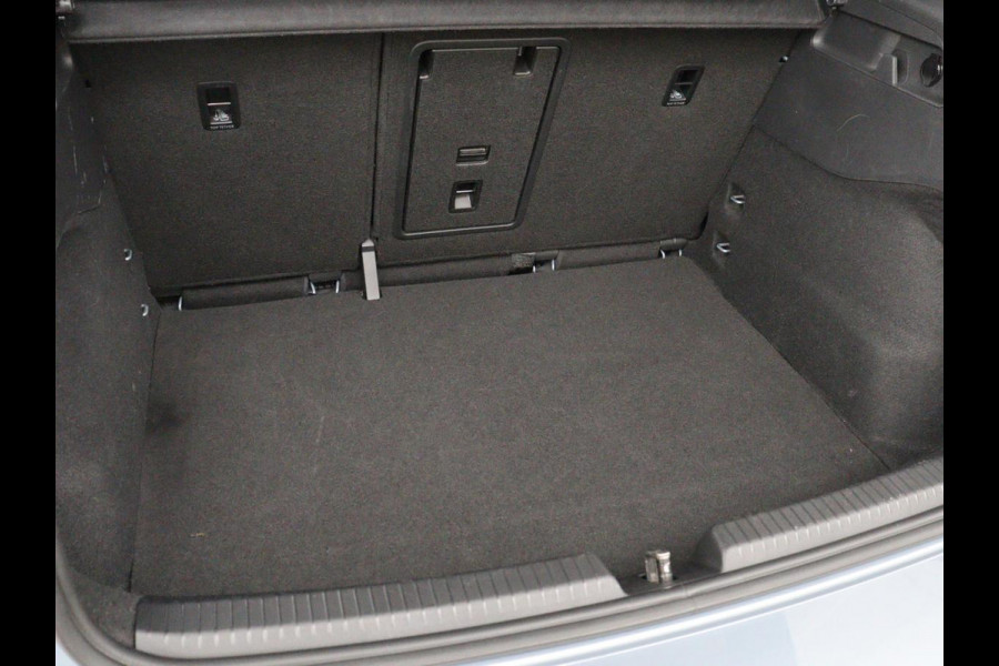 Volkswagen ID.3 Business 58 kWh | Stoel & stuurverwarming | Matrix LED | Carplay | Camera | Adaptive cruise | Keyless | Navigatie | Parkeerhulp | Bluetooth