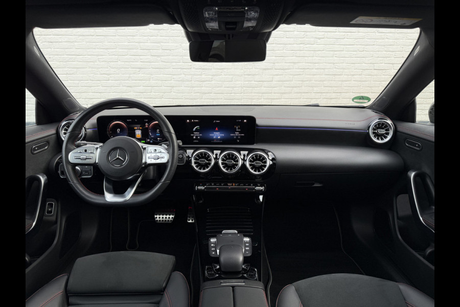 Mercedes-Benz CLA-Klasse Shooting Brake 250 e AMG Line | Pano | Trekhaak | Ambient Light | Camera | LED | 19 inch