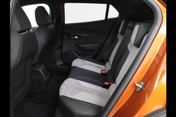 Peugeot e-2008 EV GT 50 kWh | SOH 91% | 3 Fase | Panoramadak | Leder/Alcantara | Adaptive cruise | Carplay | 18'' | Camera | Navigatie | Climate control | Dodehoek detectie | Cruise control