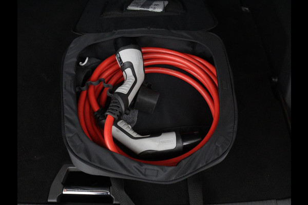 Peugeot e-2008 EV GT 50 kWh | SOH 91% | 3 Fase | Panoramadak | Leder/Alcantara | Adaptive cruise | Carplay | 18'' | Camera | Navigatie | Climate control | Dodehoek detectie | Cruise control