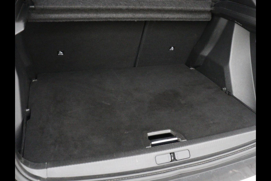 Peugeot e-2008 EV GT 50 kWh | SOH 91% | 3 Fase | Panoramadak | Leder/Alcantara | Adaptive cruise | Carplay | 18'' | Camera | Navigatie | Climate control | Dodehoek detectie | Cruise control