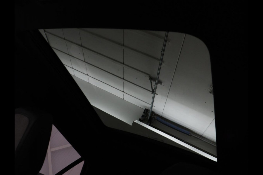 Peugeot e-2008 EV GT 50 kWh | SOH 91% | 3 Fase | Panoramadak | Leder/Alcantara | Adaptive cruise | Carplay | 18'' | Camera | Navigatie | Climate control | Dodehoek detectie | Cruise control
