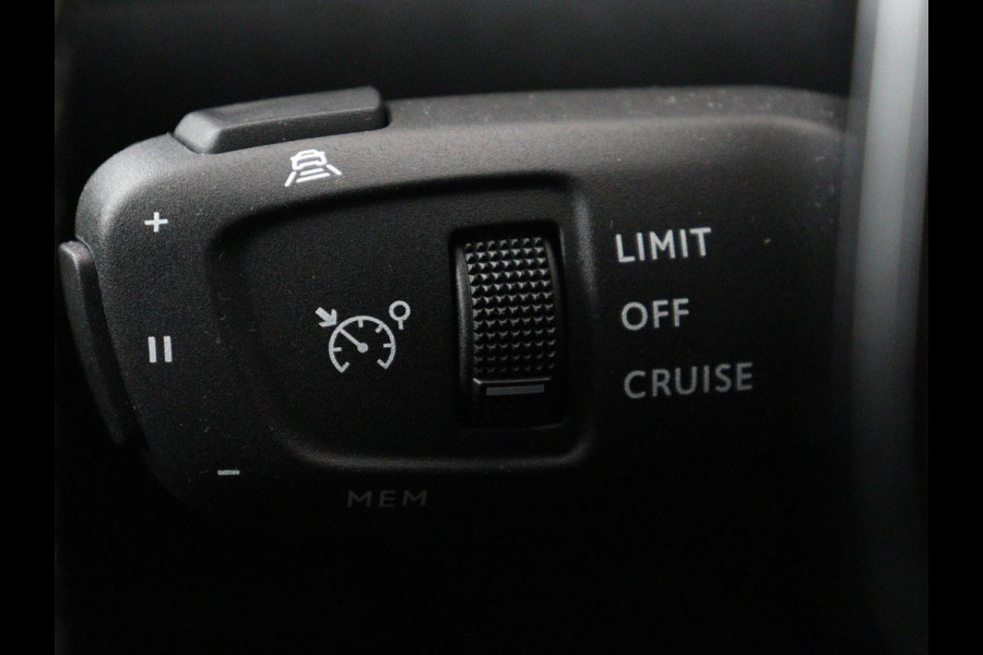 Peugeot e-2008 EV GT 50 kWh | SOH 91% | 3 Fase | Panoramadak | Leder/Alcantara | Adaptive cruise | Carplay | 18'' | Camera | Navigatie | Climate control | Dodehoek detectie | Cruise control