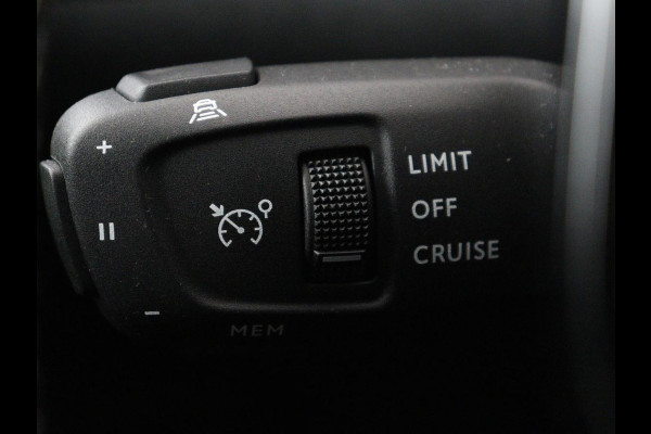 Peugeot e-2008 EV GT 50 kWh | SOH 91% | 3 Fase | Panoramadak | Leder/Alcantara | Adaptive cruise | Carplay | 18'' | Camera | Navigatie | Climate control | Dodehoek detectie | Cruise control