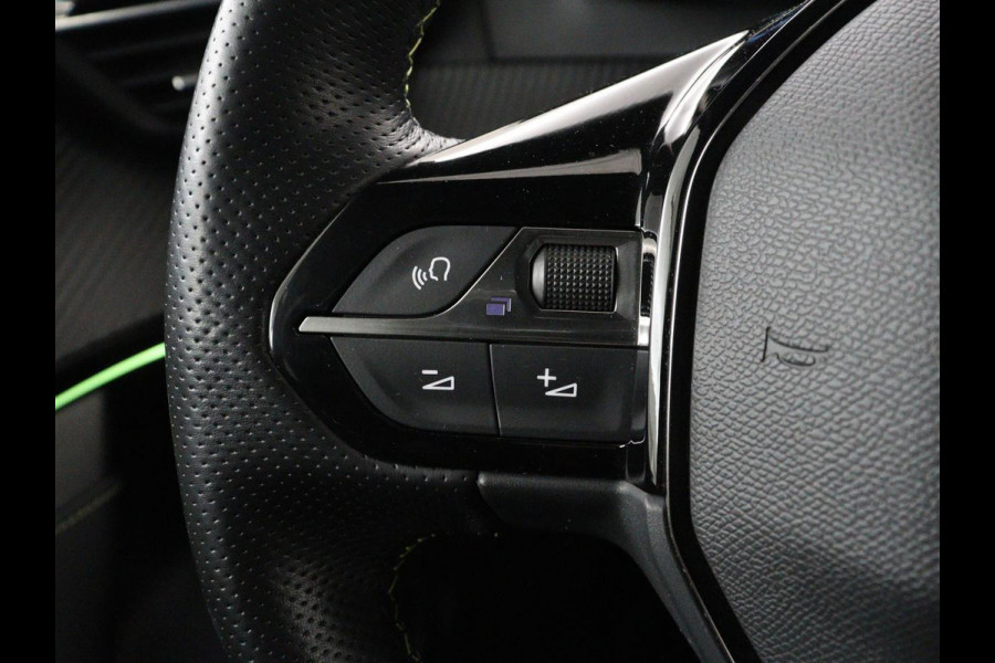 Peugeot e-2008 EV GT 50 kWh | SOH 91% | 3 Fase | Panoramadak | Leder/Alcantara | Adaptive cruise | Carplay | 18'' | Camera | Navigatie | Climate control | Dodehoek detectie | Cruise control