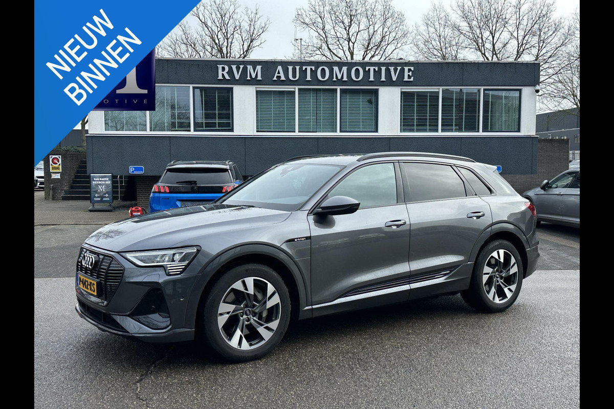 Audi e-tron 55 quattro S edition 95 kWh S-LINE BINNEN & BUITEN | SOH 94% | ORIG. NL AUTO | CAMERA | ELEK. KOFFERBAK | ADAPTIEVE CRUISE CONTROL | STOELVERWARMING | MEMORY SEATS |AFN. TREKHAAK | AUDI DEALER ONDERHOUDEN | RIJKLAAR + 12 MND BOVAG GARANTIE