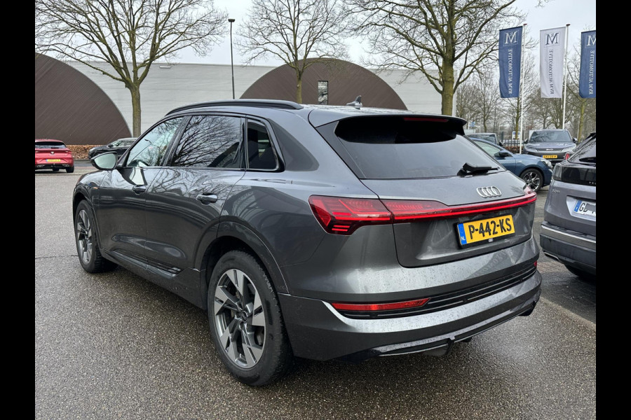 Audi e-tron 55 quattro S edition 95 kWh S-LINE BINNEN & BUITEN | SOH 94% | ORIG. NL AUTO | CAMERA | ELEK. KOFFERBAK | ADAPTIEVE CRUISE CONTROL | STOELVERWARMING | MEMORY SEATS |AFN. TREKHAAK | AUDI DEALER ONDERHOUDEN | RIJKLAAR + 12 MND BOVAG GARANTIE