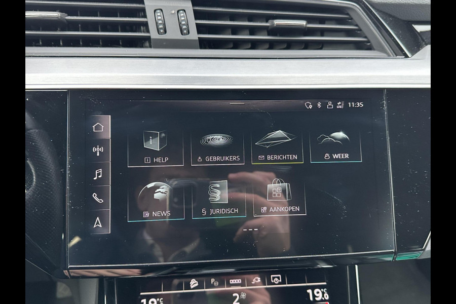Audi e-tron 55 quattro S edition 95 kWh S-LINE BINNEN & BUITEN | SOH 94% | ORIG. NL AUTO | CAMERA | ELEK. KOFFERBAK | ADAPTIEVE CRUISE CONTROL | STOELVERWARMING | MEMORY SEATS |AFN. TREKHAAK | AUDI DEALER ONDERHOUDEN | RIJKLAAR + 12 MND BOVAG GARANTIE