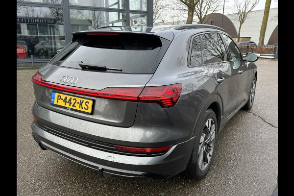 Audi e-tron 55 quattro S edition 95 kWh S-LINE BINNEN & BUITEN | SOH 94% | ORIG. NL AUTO | CAMERA | ELEK. KOFFERBAK | ADAPTIEVE CRUISE CONTROL | STOELVERWARMING | MEMORY SEATS |AFN. TREKHAAK | AUDI DEALER ONDERHOUDEN | RIJKLAAR + 12 MND BOVAG GARANTIE