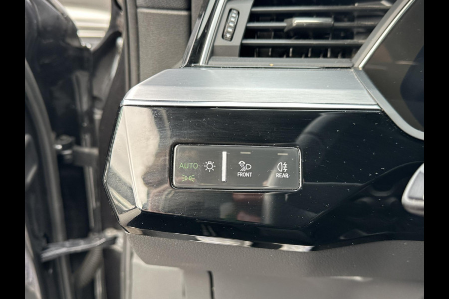 Audi e-tron 55 quattro S edition 95 kWh S-LINE BINNEN & BUITEN | SOH 94% | ORIG. NL AUTO | CAMERA | ELEK. KOFFERBAK | ADAPTIEVE CRUISE CONTROL | STOELVERWARMING | MEMORY SEATS |AFN. TREKHAAK | AUDI DEALER ONDERHOUDEN | RIJKLAAR + 12 MND BOVAG GARANTIE