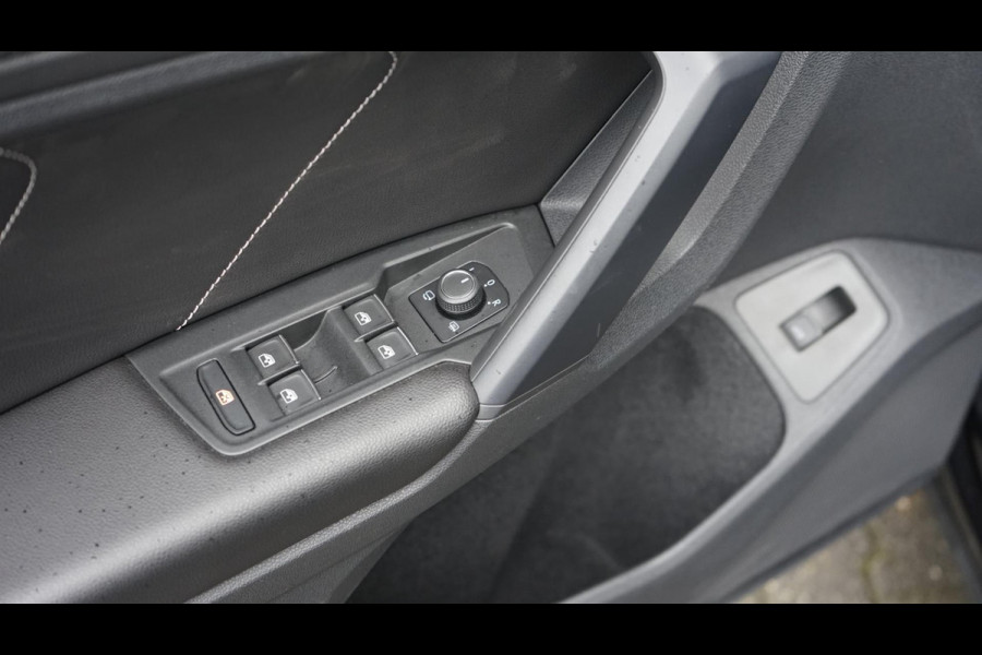Volkswagen Tiguan 1.5 TSI R-Line AUTOMAAT-CAMERA-IQ LIGHT-KEYLESS-LEDER-MEMORY-NAVIGATIE-PANORAMA-TREKHAAK