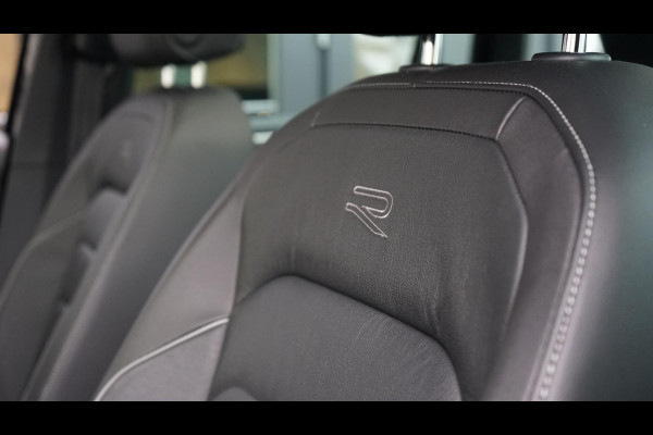 Volkswagen Tiguan 1.5 TSI R-Line AUTOMAAT-CAMERA-IQ LIGHT-KEYLESS-LEDER-MEMORY-NAVIGATIE-PANORAMA-TREKHAAK
