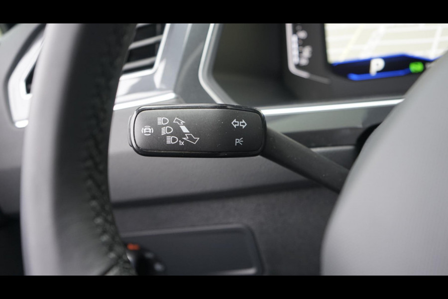 Volkswagen Tiguan 1.5 TSI R-Line AUTOMAAT-CAMERA-IQ LIGHT-KEYLESS-LEDER-MEMORY-NAVIGATIE-PANORAMA-TREKHAAK