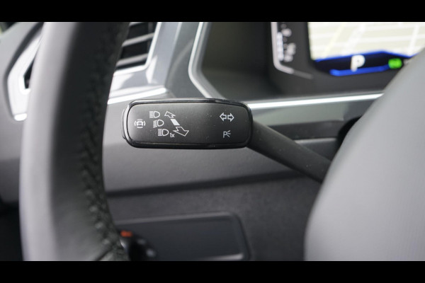 Volkswagen Tiguan 1.5 TSI R-Line AUTOMAAT-CAMERA-IQ LIGHT-KEYLESS-LEDER-MEMORY-NAVIGATIE-PANORAMA-TREKHAAK