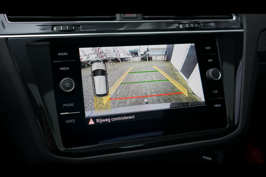Volkswagen Tiguan 1.5 TSI R-Line AUTOMAAT-CAMERA-IQ LIGHT-KEYLESS-LEDER-MEMORY-NAVIGATIE-PANORAMA-TREKHAAK