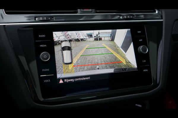 Volkswagen Tiguan 1.5 TSI R-Line AUTOMAAT-CAMERA-IQ LIGHT-KEYLESS-LEDER-MEMORY-NAVIGATIE-PANORAMA-TREKHAAK