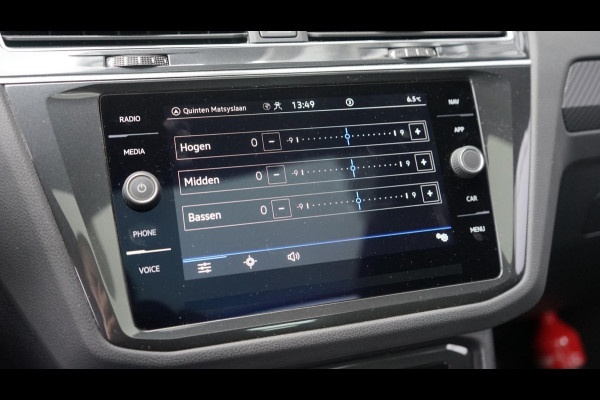 Volkswagen Tiguan 1.5 TSI R-Line AUTOMAAT-CAMERA-IQ LIGHT-KEYLESS-LEDER-MEMORY-NAVIGATIE-PANORAMA-TREKHAAK