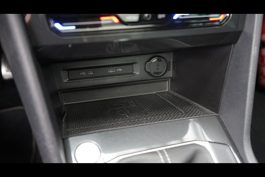 Volkswagen Tiguan 1.5 TSI R-Line AUTOMAAT-CAMERA-IQ LIGHT-KEYLESS-LEDER-MEMORY-NAVIGATIE-PANORAMA-TREKHAAK