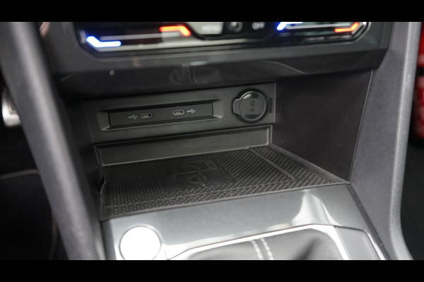 Volkswagen Tiguan 1.5 TSI R-Line AUTOMAAT-CAMERA-IQ LIGHT-KEYLESS-LEDER-MEMORY-NAVIGATIE-PANORAMA-TREKHAAK