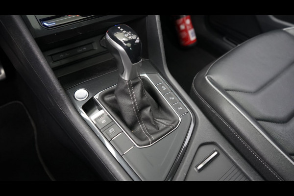 Volkswagen Tiguan 1.5 TSI R-Line AUTOMAAT-CAMERA-IQ LIGHT-KEYLESS-LEDER-MEMORY-NAVIGATIE-PANORAMA-TREKHAAK
