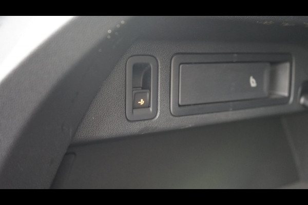 Volkswagen Tiguan 1.5 TSI R-Line AUTOMAAT-CAMERA-IQ LIGHT-KEYLESS-LEDER-MEMORY-NAVIGATIE-PANORAMA-TREKHAAK