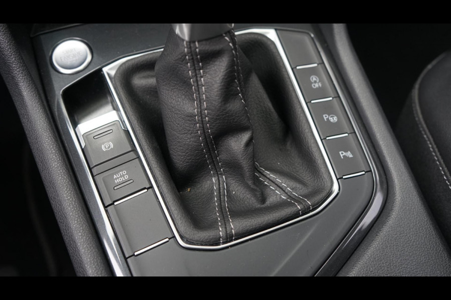 Volkswagen Tiguan 1.5 TSI R-Line AUTOMAAT-CAMERA-IQ LIGHT-KEYLESS-LEDER-MEMORY-NAVIGATIE-PANORAMA-TREKHAAK