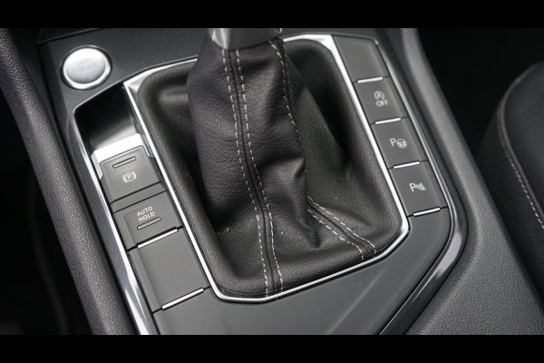 Volkswagen Tiguan 1.5 TSI R-Line AUTOMAAT-CAMERA-IQ LIGHT-KEYLESS-LEDER-MEMORY-NAVIGATIE-PANORAMA-TREKHAAK