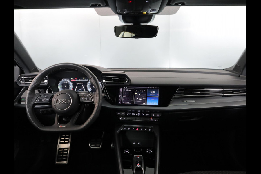 Audi A3 Sportback 45 TFSI e S edition Competition 272 pk S-tronic | Verlengde garantie | Navigatie | Parkeersensoren (Park assist) | Achteruitrijcamera | Stoelverwarming | S-Line |