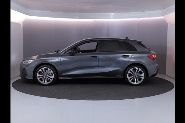 Audi A3 Sportback 45 TFSI e S edition Competition 272 pk S-tronic | Verlengde garantie | Navigatie | Parkeersensoren (Park assist) | Achteruitrijcamera | Stoelverwarming | S-Line |