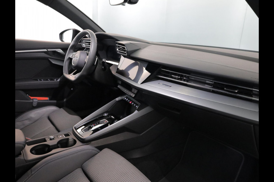 Audi A3 Sportback 45 TFSI e S edition Competition 272 pk S-tronic | Verlengde garantie | Navigatie | Parkeersensoren (Park assist) | Achteruitrijcamera | Stoelverwarming | S-Line |