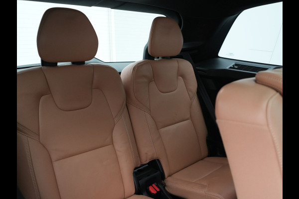 Volvo XC90 T8 Twin Engine AWD Inscription 7 Persoons Plug In Hybrid 394pk Dealer O.H. PHEV | Panodak | Adaptive Cruise | Luxe Lederen Sportstoelen Memory & Verwarmd | 360 Camera | Head Up | Harman Kardon | Apple Carplay | Blis | Virtual | Navigatie | 21"L.M |