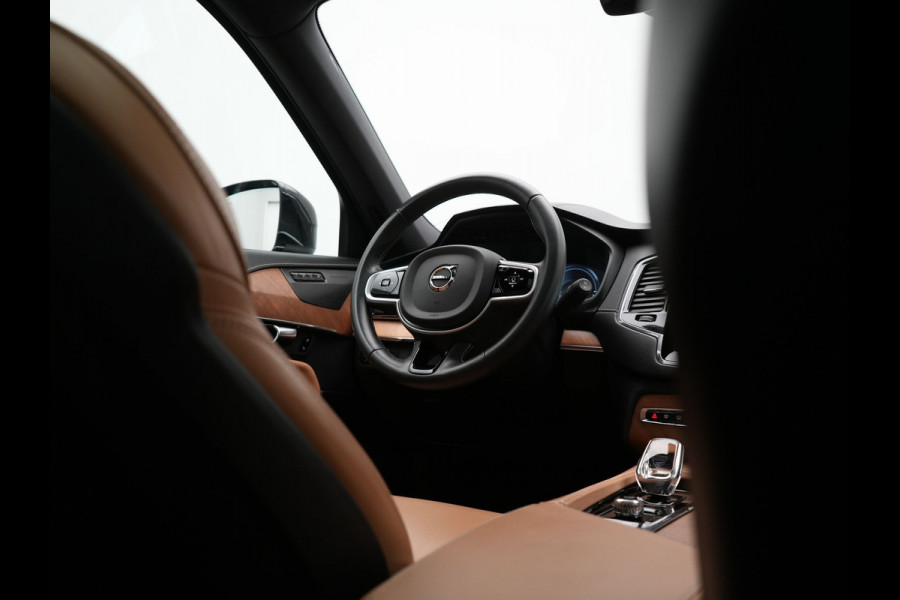 Volvo XC90 T8 Twin Engine AWD Inscription 7 Persoons Plug In Hybrid 394pk Dealer O.H. PHEV | Panodak | Adaptive Cruise | Luxe Lederen Sportstoelen Memory & Verwarmd | 360 Camera | Head Up | Harman Kardon | Apple Carplay | Blis | Virtual | Navigatie | 21"L.M |