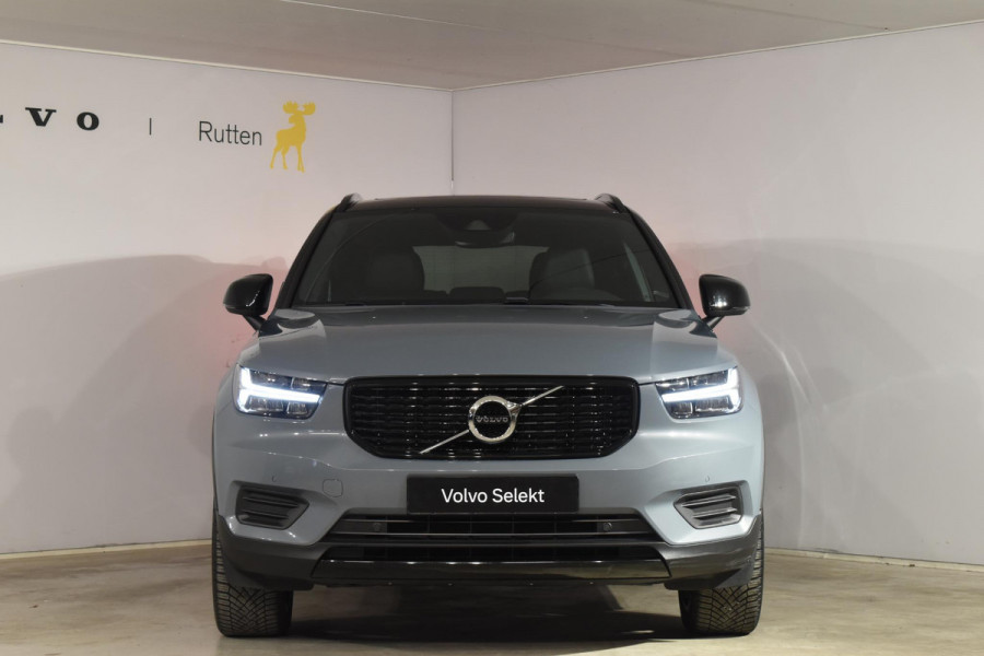 Volvo XC40 T4 211PK Automaat Recharge R-Design / Navigatie / Leren bekleding / Cruise control / Stuur- & Stoelverwarming / Elektrisch glazen panorama schuifdak / Trekhaak / Elektrische achterklep / Achteruitrijcamera / 20"