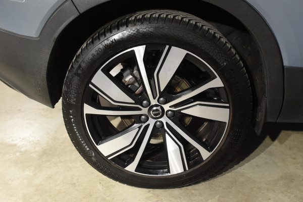 Volvo XC40 T4 211PK Automaat Recharge R-Design / Navigatie / Leren bekleding / Cruise control / Stuur- & Stoelverwarming / Elektrisch glazen panorama schuifdak / Trekhaak / Elektrische achterklep / Achteruitrijcamera / 20"