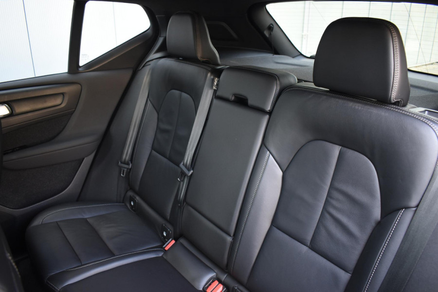 Volvo XC40 T4 211PK Automaat Recharge R-Design / Navigatie / Leren bekleding / Cruise control / Stuur- & Stoelverwarming / Elektrisch glazen panorama schuifdak / Trekhaak / Elektrische achterklep / Achteruitrijcamera / 20"