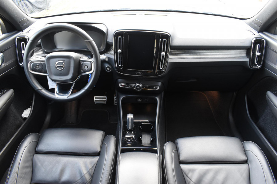 Volvo XC40 T4 211PK Automaat Recharge R-Design / Navigatie / Leren bekleding / Cruise control / Stuur- & Stoelverwarming / Elektrisch glazen panorama schuifdak / Trekhaak / Elektrische achterklep / Achteruitrijcamera / 20"