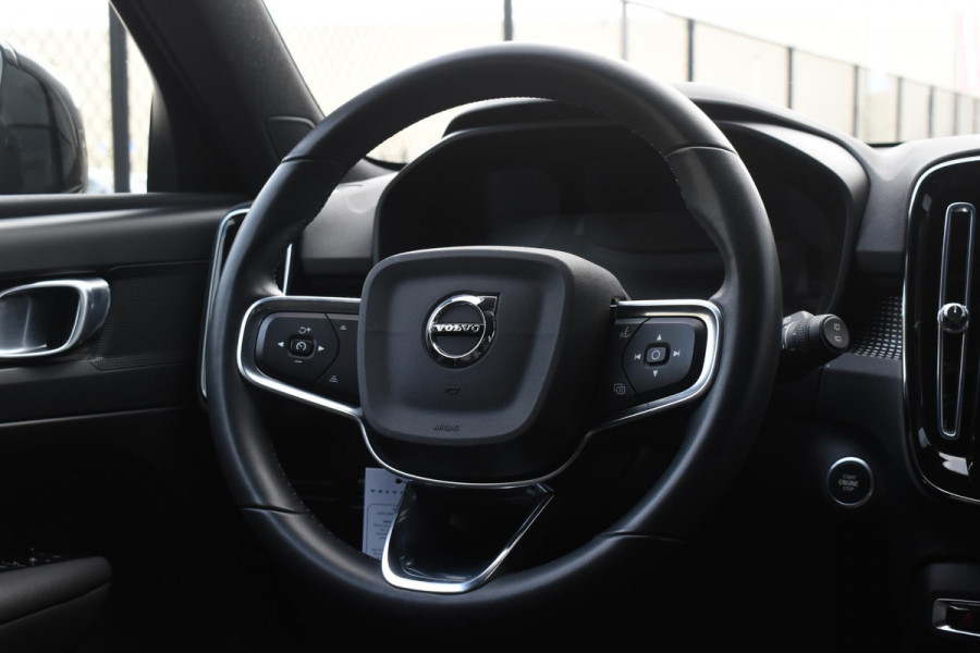 Volvo XC40 T4 211PK Automaat Recharge R-Design / Navigatie / Leren bekleding / Cruise control / Stuur- & Stoelverwarming / Elektrisch glazen panorama schuifdak / Trekhaak / Elektrische achterklep / Achteruitrijcamera / 20"