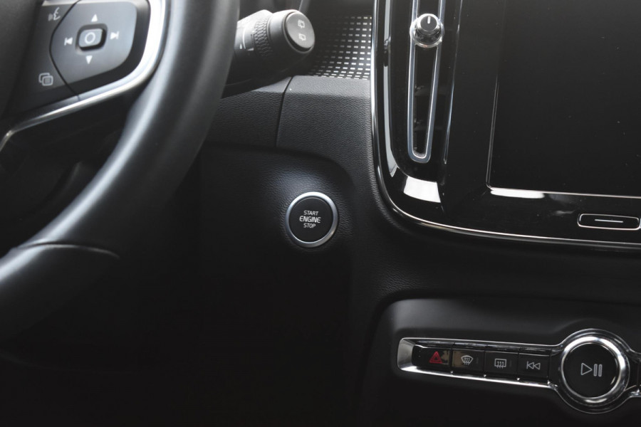 Volvo XC40 T4 211PK Automaat Recharge R-Design / Navigatie / Leren bekleding / Cruise control / Stuur- & Stoelverwarming / Elektrisch glazen panorama schuifdak / Trekhaak / Elektrische achterklep / Achteruitrijcamera / 20"