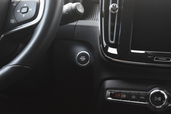 Volvo XC40 T4 211PK Automaat Recharge R-Design / Navigatie / Leren bekleding / Cruise control / Stuur- & Stoelverwarming / Elektrisch glazen panorama schuifdak / Trekhaak / Elektrische achterklep / Achteruitrijcamera / 20"